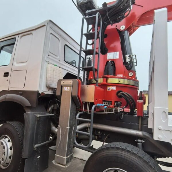 Sinotruk 8x4 Howo Flatbed Crane - Image 4