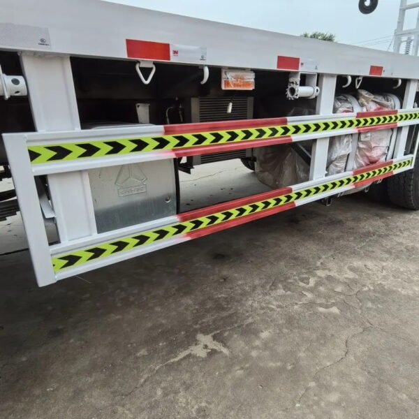 Sinotruk 8x4 Howo Flatbed Crane - Image 5