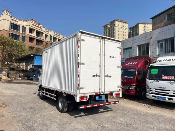 Second-hand box truck Isuzu M100 heavy-duty version - Image 4