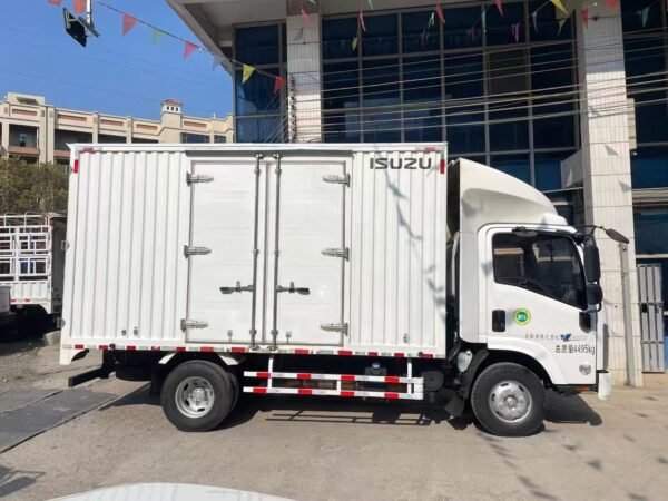Second-hand box truck Isuzu M100 heavy-duty version - Image 5
