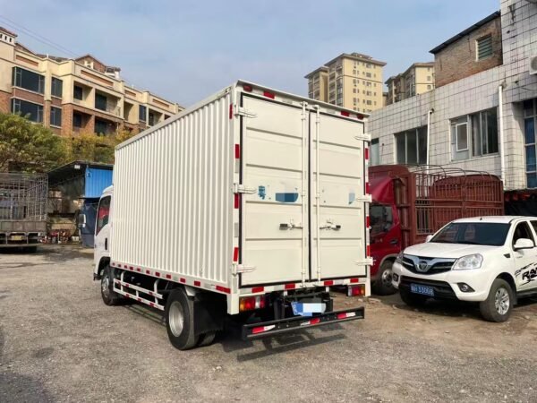Second-hand box truck Isuzu KV100 - Image 3