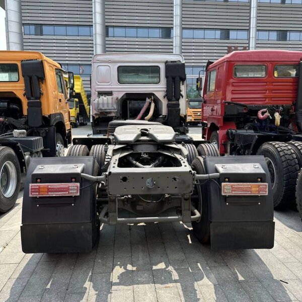 Howo 6x4 Tractor Truck - Image 4