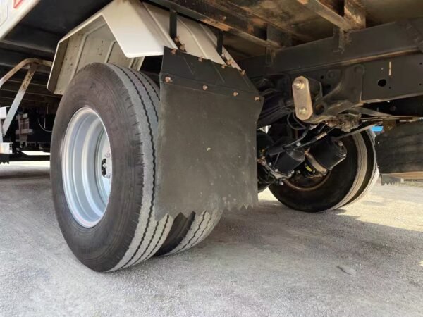 Second-hand box truck Isuzu KV100 - Image 5